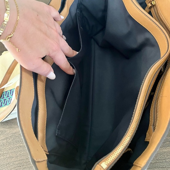 Tory Burch Robinson Tote 46334 - Picture 6 of 10
